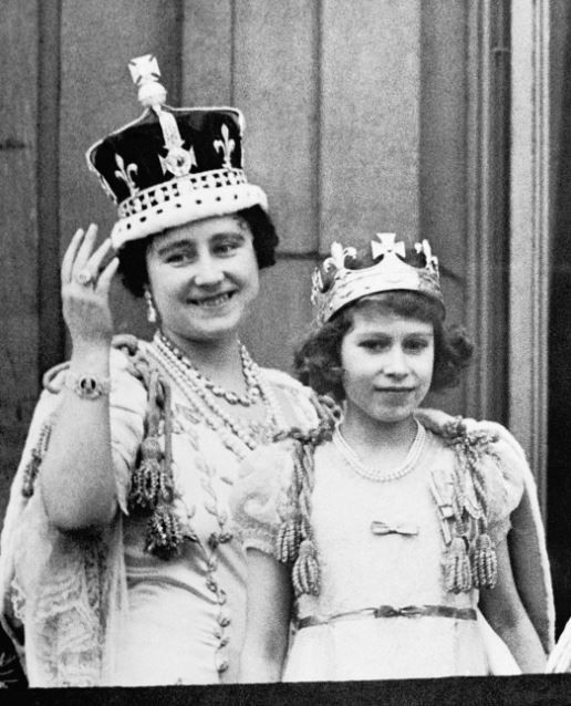 這顆鑽石曾鑲在維多利亞女王的胸針上，後來被鑲在三位王后的王冠上，目前在伊利沙伯王太的后冠上。（圖片來源：townandcountry）