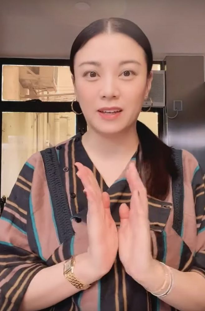 Bernice最近在網上發佈了一段自製奇亞籽布甸的影片；只見她淡妝上陣，造型雖然家居，卻依然充滿氣質。  