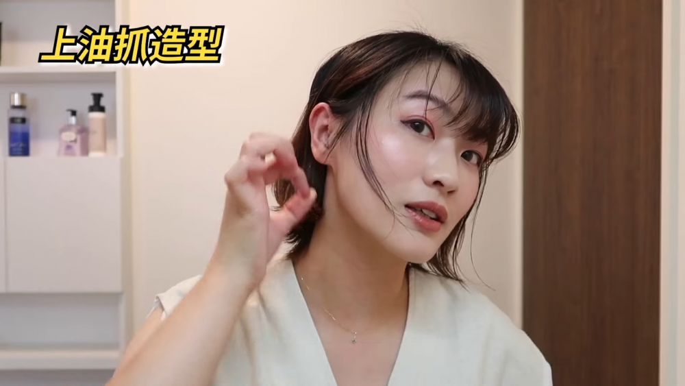 「日系濕髮造型」第十步｜最後是鬢角的部分，日本美容師Coco表示鬢角是整個髮型的重點，可以大膽把鬢角弄油，像是根根分明的感覺，最後用捲髮棒把鬢角夾曲。