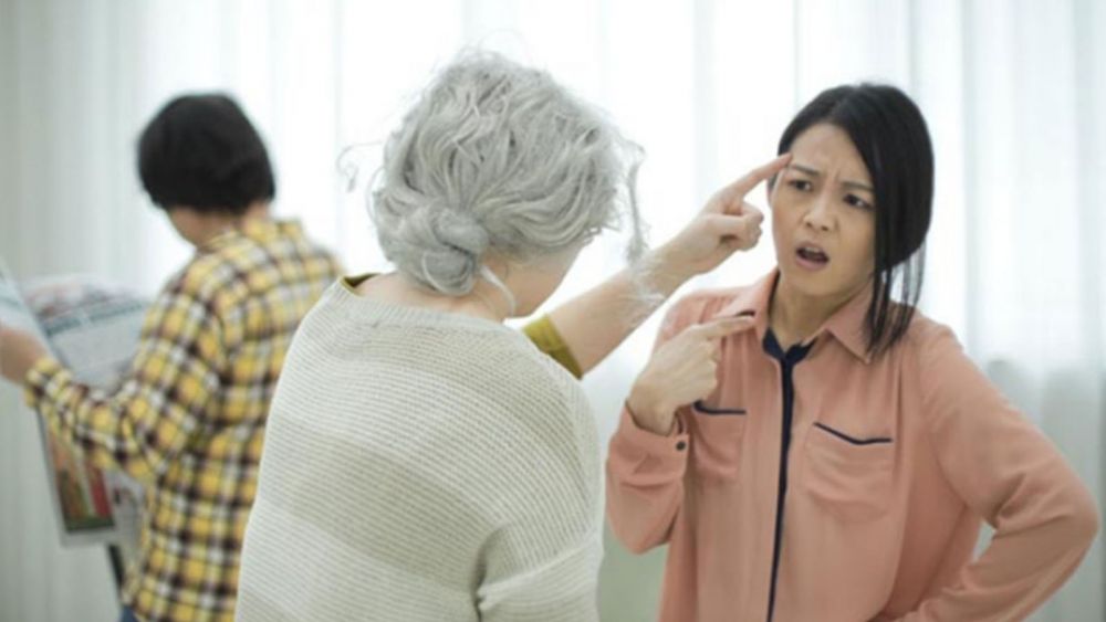 事主憶述4年前三兒子出世後跟奶奶討論,孩子能否請她幫忙帶,好等自己上班賺錢,減輕家裡開銷,奶奶卻回了一句話:「我也要生活啊不是嗎?」