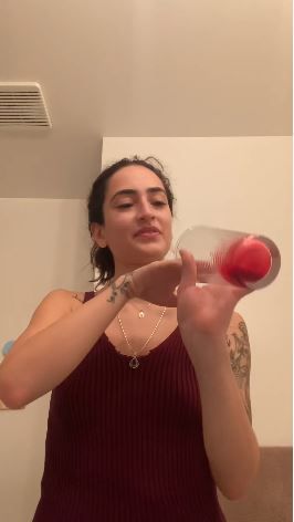 她起初時表情略顯尷尬和抗拒，不過經過一輪心理建設後，她毫不猶豫地往臉上塗上經血。