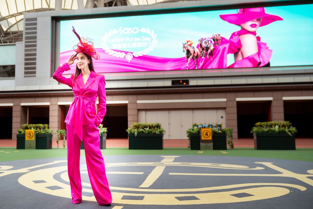型格的螢光粉紅套裝，配以別緻的帽飾，一樣可以穿得好玩！