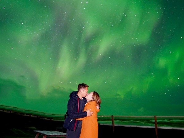 去年兩公婆在冰島睇極光慶祝結婚周年紀念。(圖片 : 梁芷珮IG）