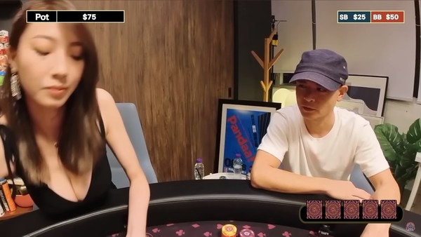 玩Poker丨側田借醉狂撩性感女Dealer 借陽具比例側擊讚對方高瘦大胸