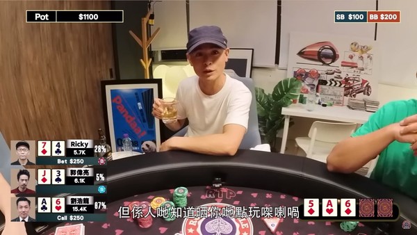 玩Poker丨側田借醉狂撩性感女Dealer 借陽具比例側擊讚對方高瘦大胸