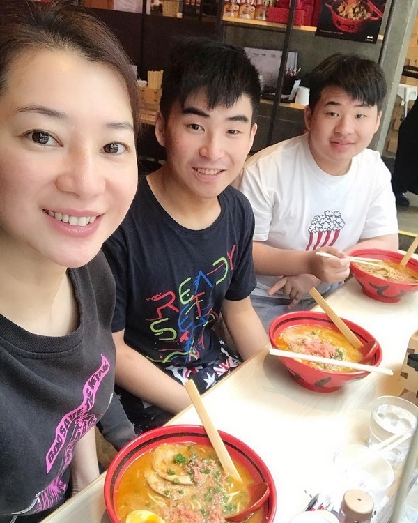 陳伶俐與前夫林敏驄育有兩個仔仔林肯（Lincoln）和林善 （Yohji）。