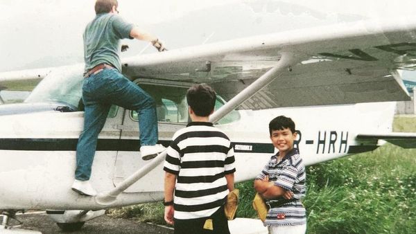 從小受爸爸影響，他跟哥哥長大後都成為飛機師。（麥大力IG）