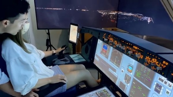 麥大力帶簡淑兒去模擬機艙遊玩。（麥大力IG）