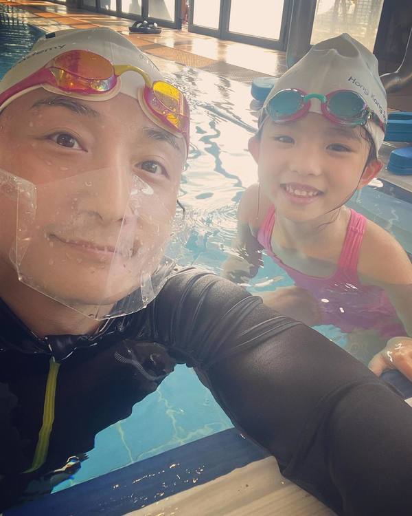 方力申勇奪先進游泳世錦賽銀牌 44歲寶刀未老：阿媽我得咗喇！