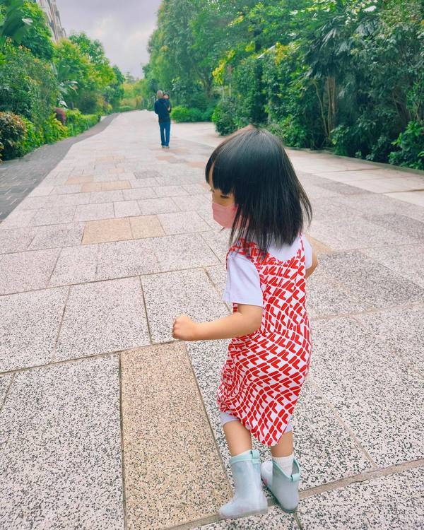 周柏豪激罕晒愛女合照轉眼間暴風成長 父女遊船河幸福畫面羨煞旁人