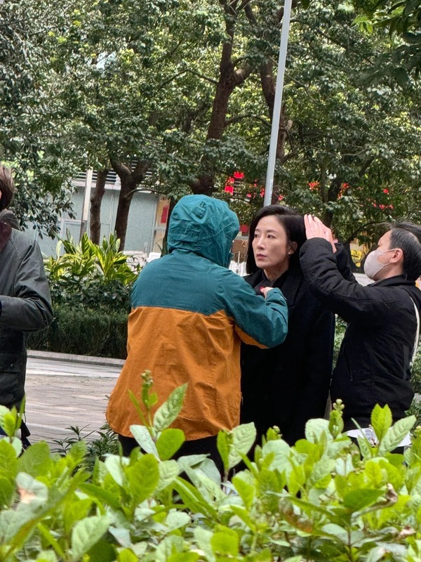 楊茜堯啟德拍劇被捕獲遭嘲衰老 網友圍撐：總比過度醫美好