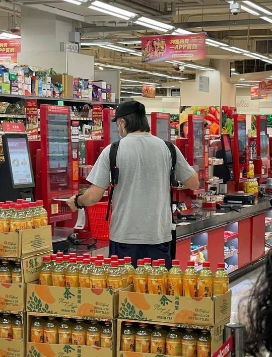 Steven被野生捕獲超市購物。