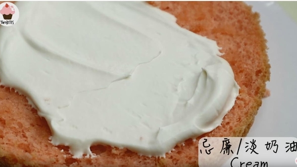 懶人必學海綿蛋糕裝飾法！極速「自製」超美士多啤梨蛋糕