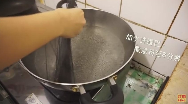 居家小煮意~帶子墨汁意粉！