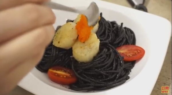 居家小煮意~帶子墨汁意粉！