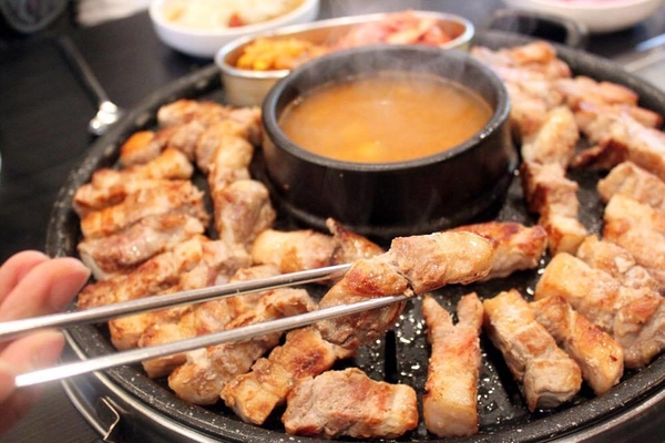 韓國超抵食燒肉連鎖店~荒謬的生肉!