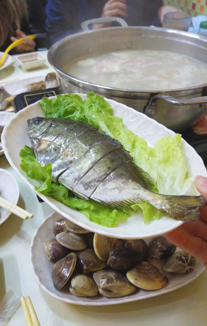 食鮮甜鮑魚、象拔蚌、蟶子　佐敦皮蛋粥底海鮮鍋小店