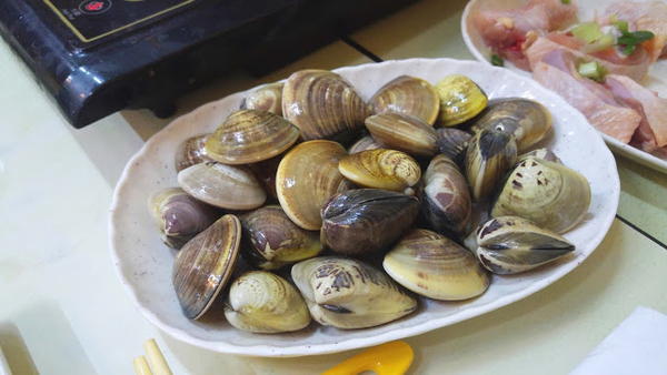 食鮮甜鮑魚、象拔蚌、蟶子 佐敦皮蛋粥底海鮮鍋小店