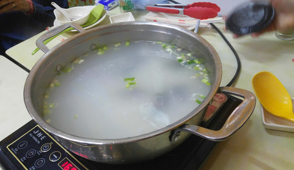 食鮮甜鮑魚、象拔蚌、蟶子 佐敦皮蛋粥底海鮮鍋小店