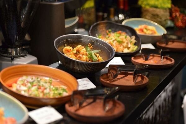 周一至六都有! 中環抵食泰式半自助餐