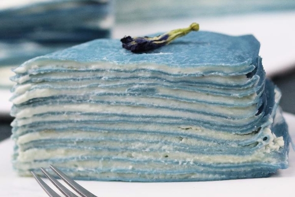 天然的夢幻色！蝶豆花白朱古力千層蛋糕