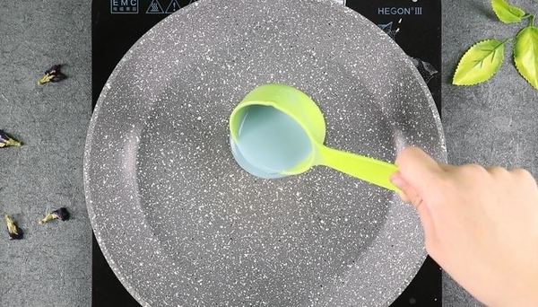 天然的夢幻色！蝶豆花白朱古力千層蛋糕