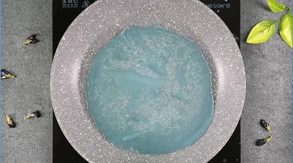 天然的夢幻色！蝶豆花白朱古力千層蛋糕