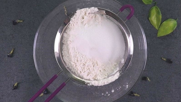 天然的夢幻色！蝶豆花白朱古力千層蛋糕