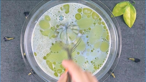 天然的夢幻色！蝶豆花白朱古力千層蛋糕