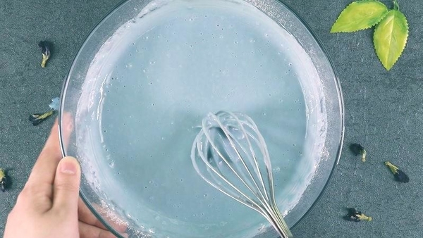 天然的夢幻色！蝶豆花白朱古力千層蛋糕