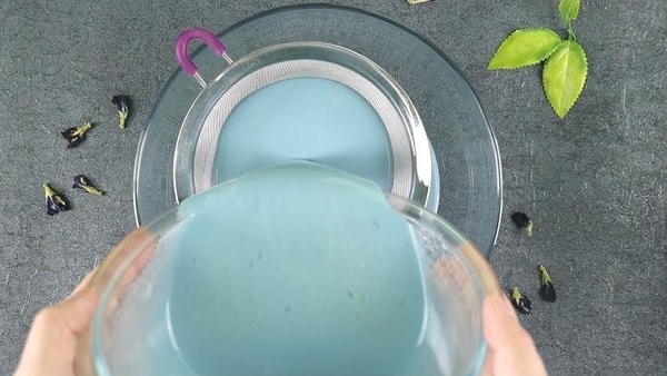 天然的夢幻色！蝶豆花白朱古力千層蛋糕