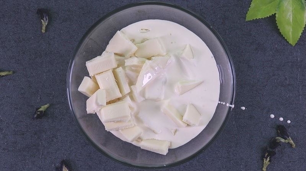 天然的夢幻色！蝶豆花白朱古力千層蛋糕