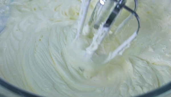 天然的夢幻色！蝶豆花白朱古力千層蛋糕