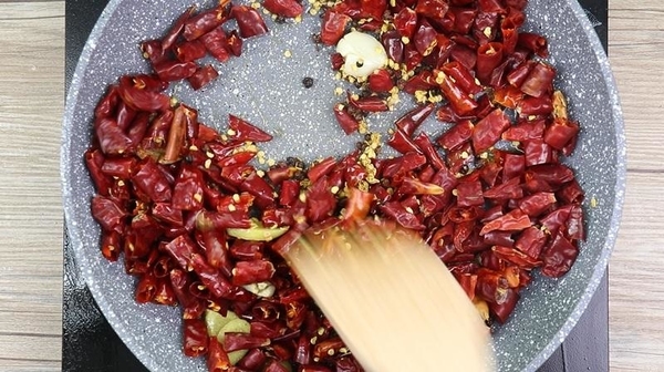 愈辣愈開心！吃辣人士喜愛的川菜辣子雞