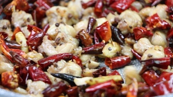 愈辣愈開心！吃辣人士喜愛的川菜辣子雞