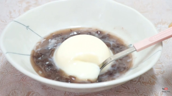 滑捋捋~透心涼紅豆牛奶布甸！