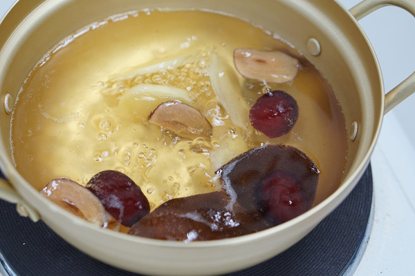 對付Office冷氣病！焗番杯「薑棗茶」唔再頭痛、作感冒