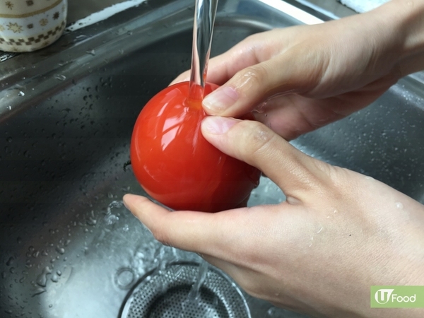 2招就搞掂！實測生剝完整番茄