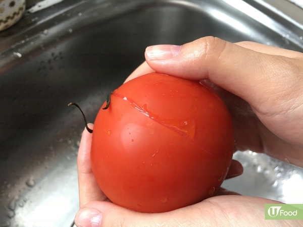 2招就搞掂！實測生剝完整番茄