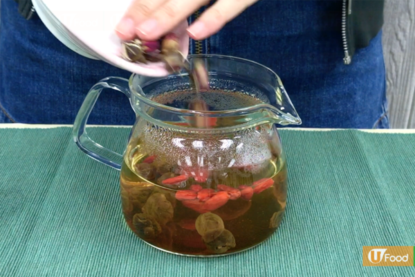 一掃失眠、惡夢！焗10分鐘寧神安睡「玫瑰花茶」