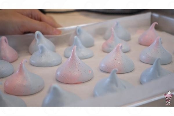 法式夢幻甜品！雙色漸層蛋白糖霜脆餅