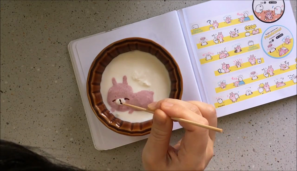 逐筆拆解!人氣卡通「粉紅兔兔」彩繪乳酪