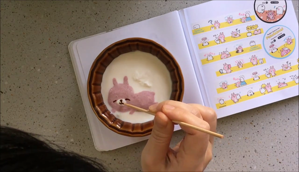 逐筆拆解!人氣卡通「粉紅兔兔」彩繪乳酪