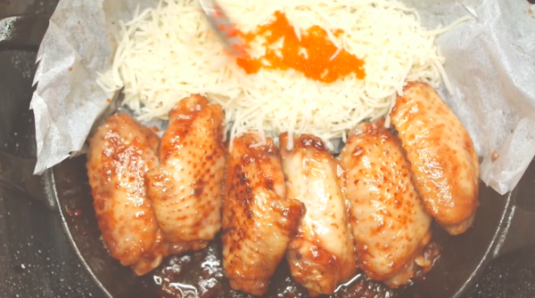 香辣惹味 自製飛魚子芝士雞翼