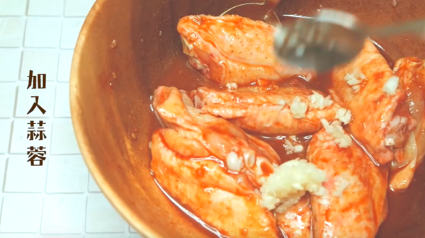 香辣惹味 自製飛魚子芝士雞翼