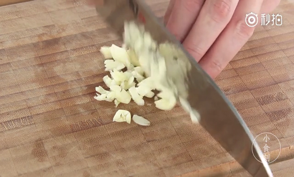 蔥香撲鼻！無骨蔥油雞食譜