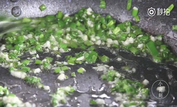 蔥香撲鼻!無骨蔥油雞食譜