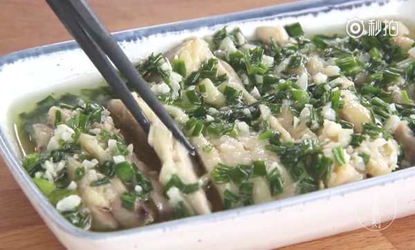 蔥香撲鼻！無骨蔥油雞食譜