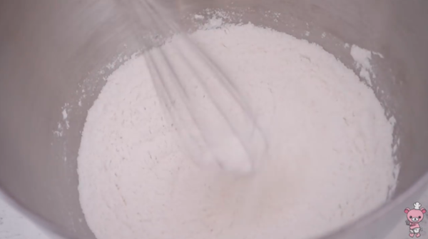 咬開流出香甜奶黃餡！自家蒸奶黃流沙包