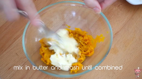 咬開流出香甜奶黃餡！自家蒸奶黃流沙包